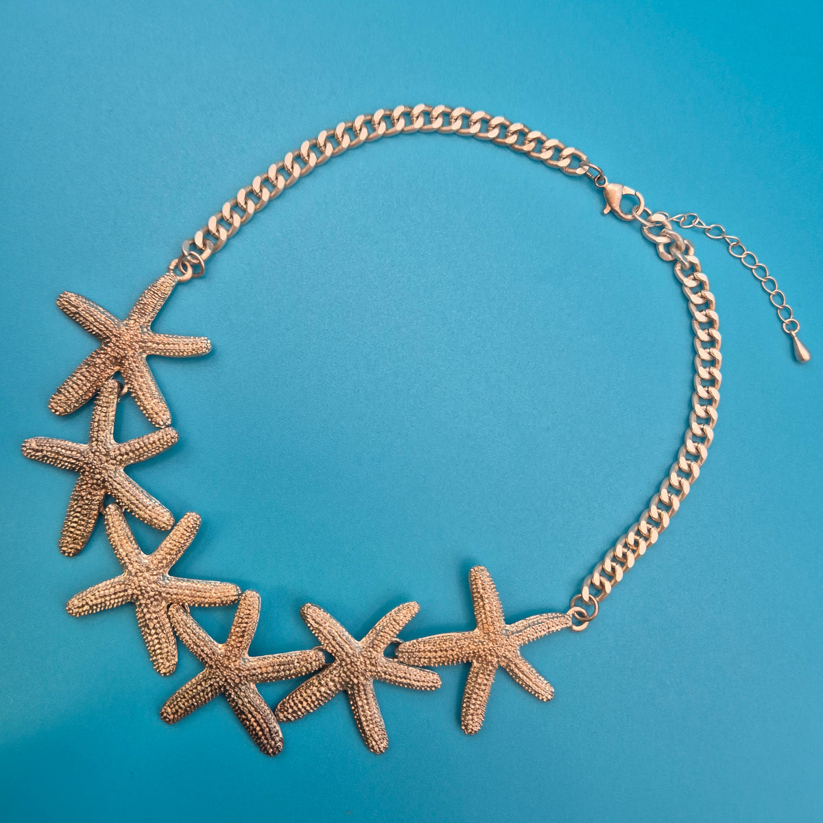 Goldfarbene Seestern Statement Kette im maritimen Design