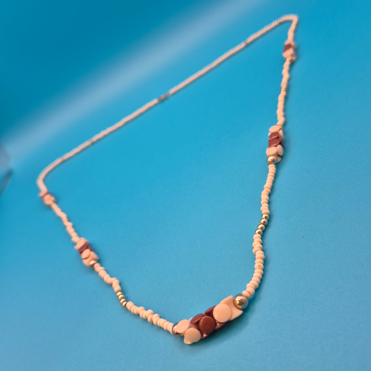 Vintage Kette mit Holzperlen und Goldakzenten 40 cm
