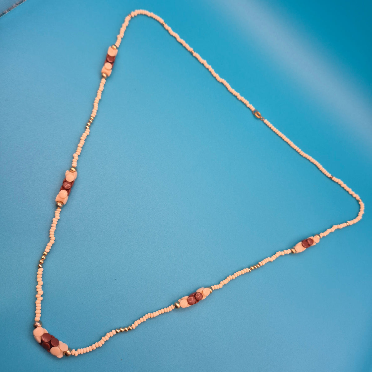Vintage Kette mit Holzperlen und Goldakzenten 40 cm