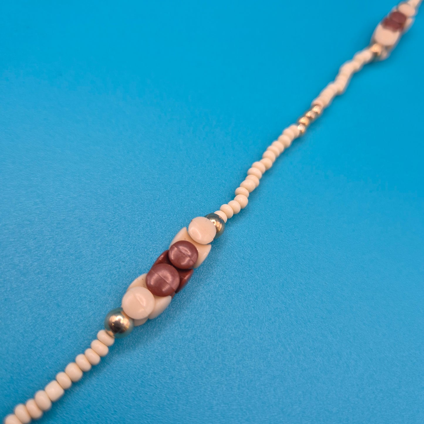 Vintage Kette mit Holzperlen und Goldakzenten 40 cm