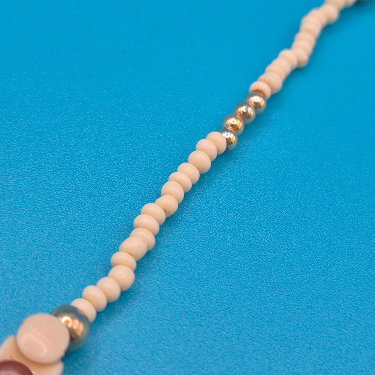 Vintage Kette mit Holzperlen und Goldakzenten 40 cm