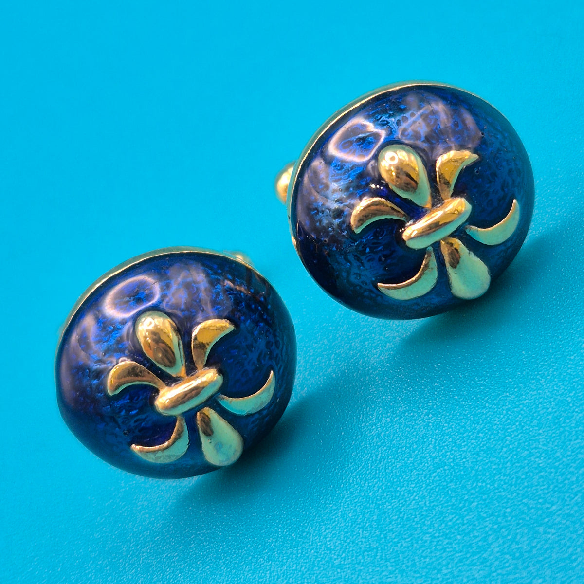 Vintage Manschettenknöpfe mit blauer Emaille und Lilien-Emblem