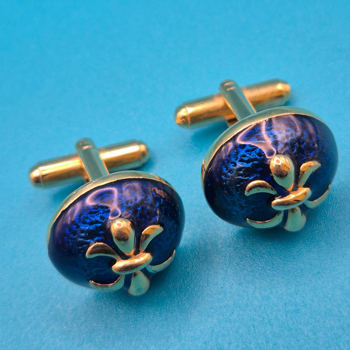 Vintage Manschettenknöpfe mit blauer Emaille und Lilien-Emblem