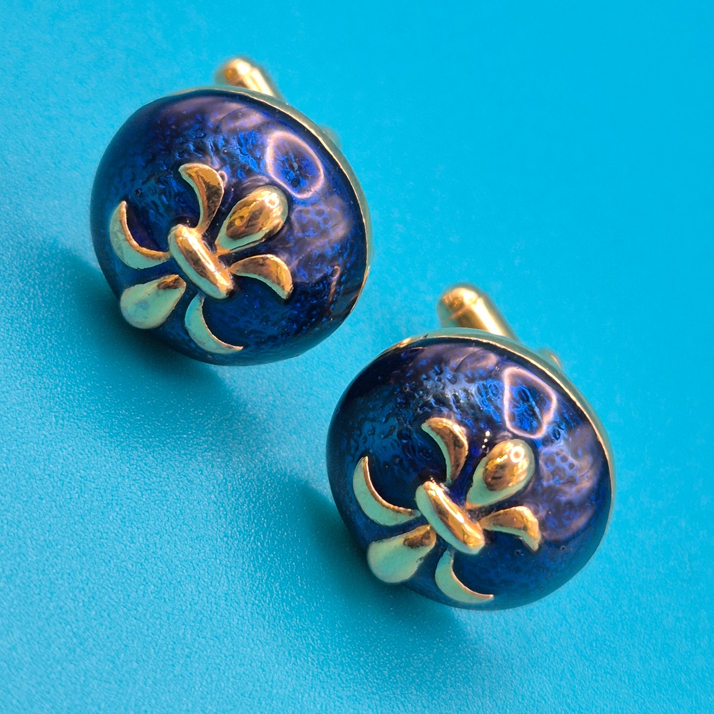 Vintage Manschettenknöpfe mit blauer Emaille und Lilien-Emblem