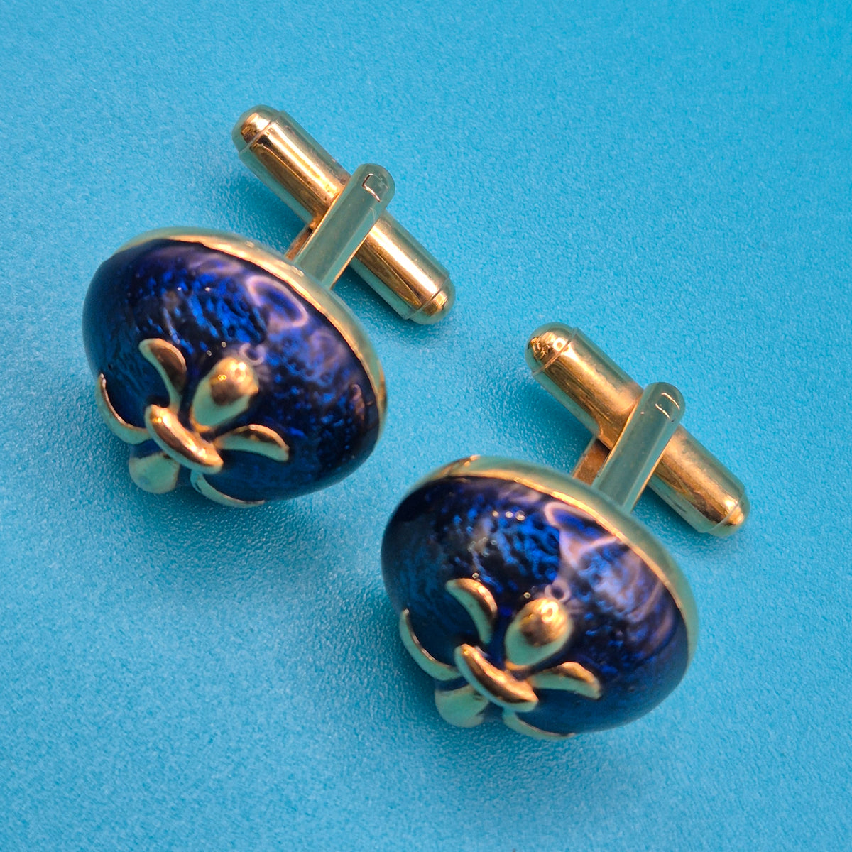 Vintage Manschettenknöpfe mit blauer Emaille und Lilien-Emblem