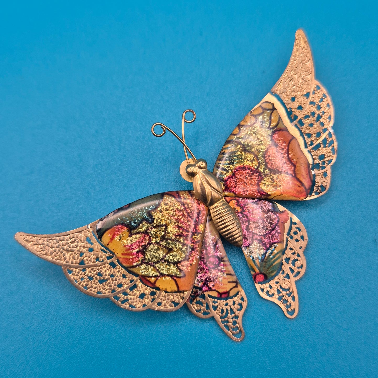 Vintage Schmetterling Brosche mit goldfarbenem Filigran und Emaille-Optik