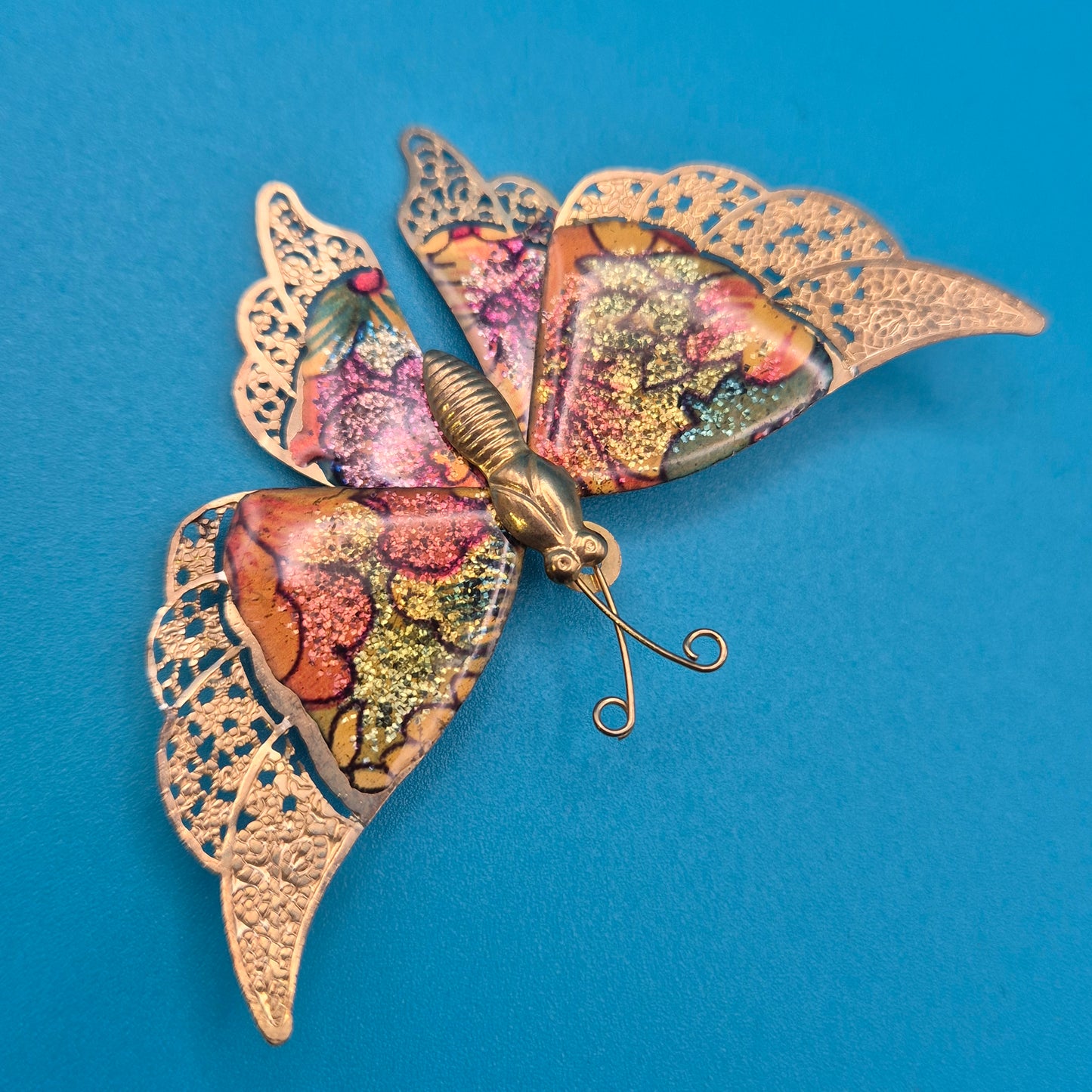 Vintage Schmetterling Brosche mit goldfarbenem Filigran und Emaille-Optik
