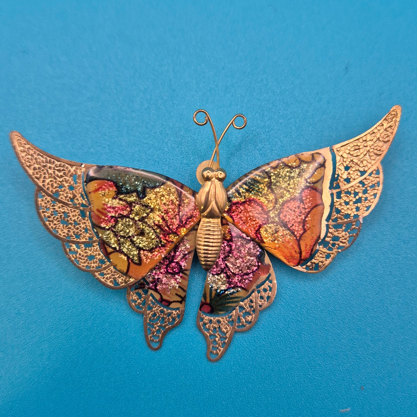 Vintage Schmetterling Brosche mit goldfarbenem Filigran und Emaille-Optik