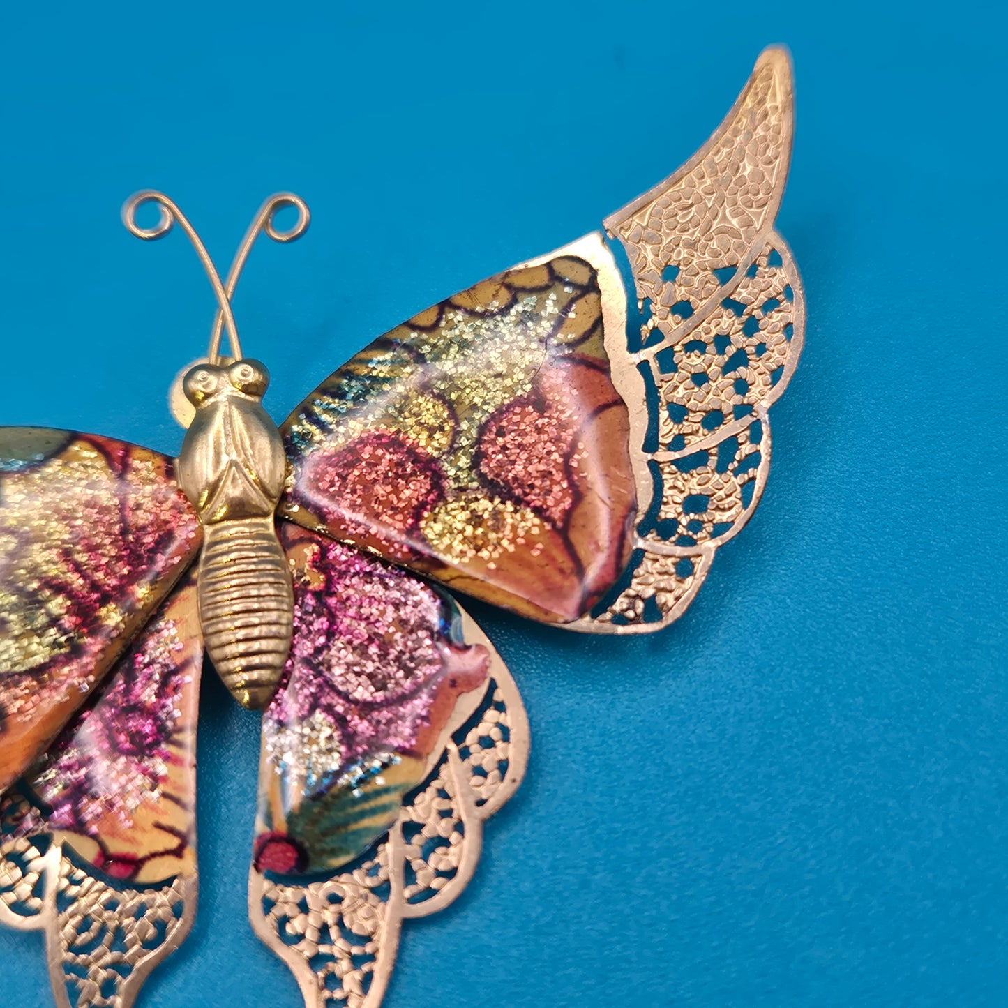 Vintage Schmetterling Brosche mit goldfarbenem Filigran und Emaille-Optik
