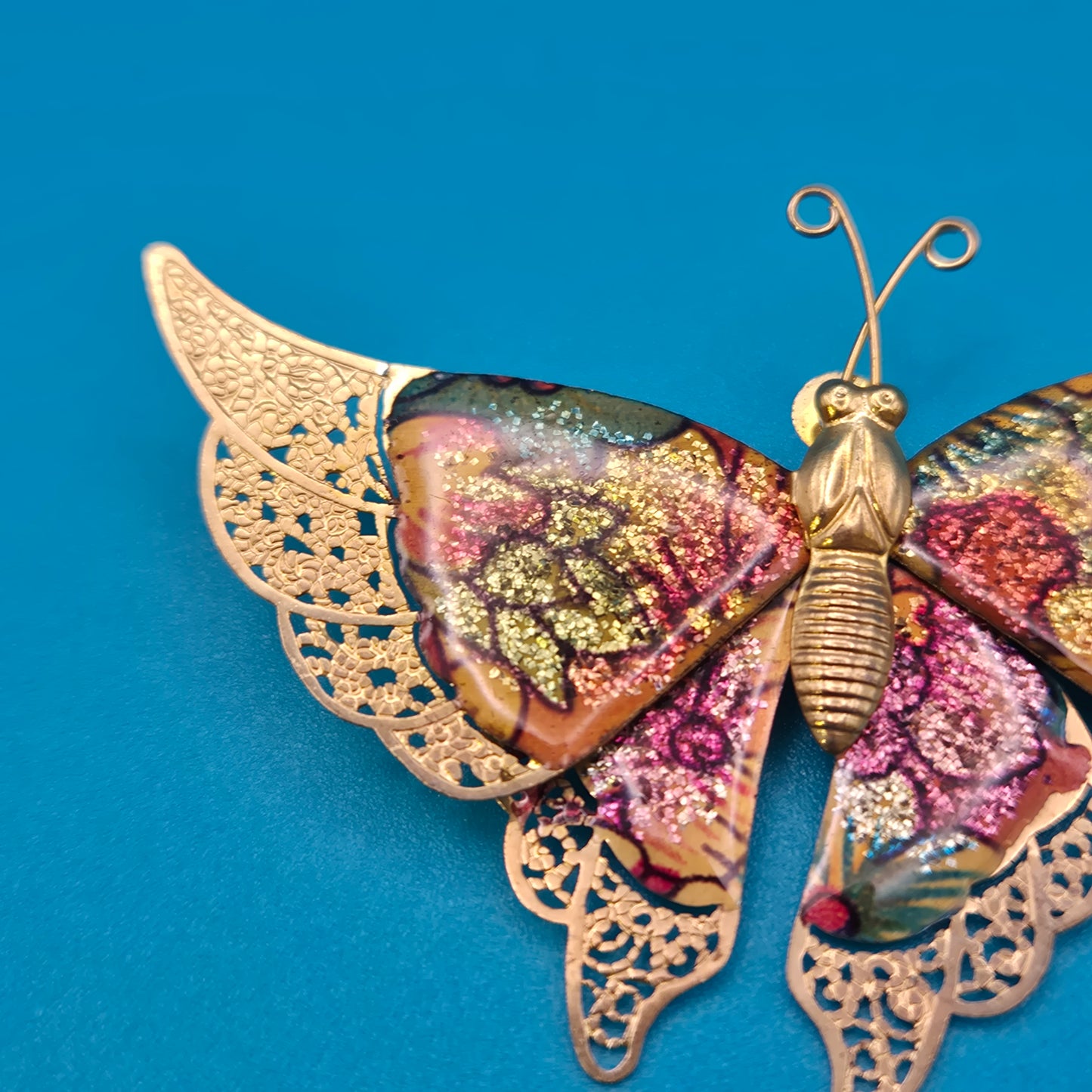 Vintage Schmetterling Brosche mit goldfarbenem Filigran und Emaille-Optik