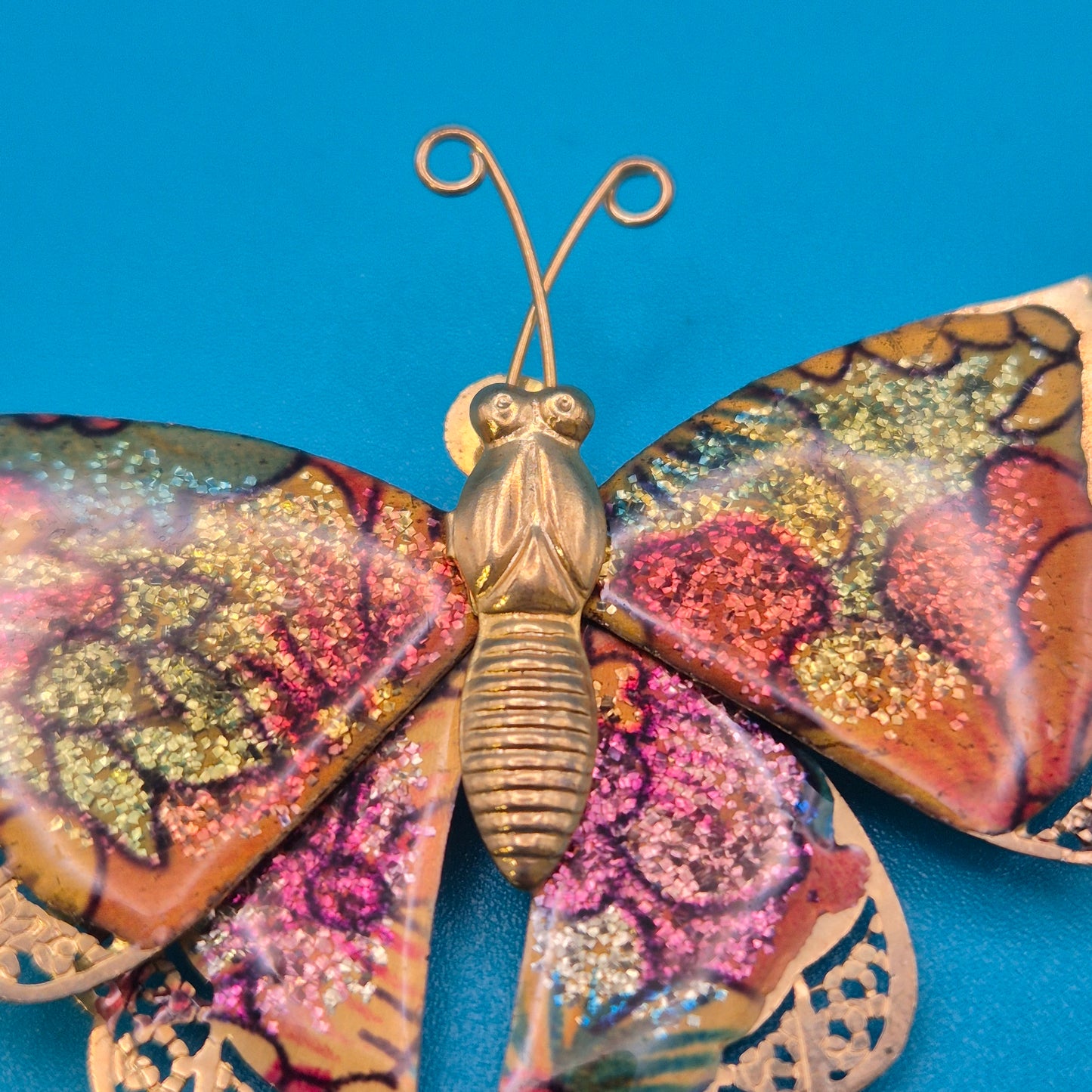 Vintage Schmetterling Brosche mit goldfarbenem Filigran und Emaille-Optik