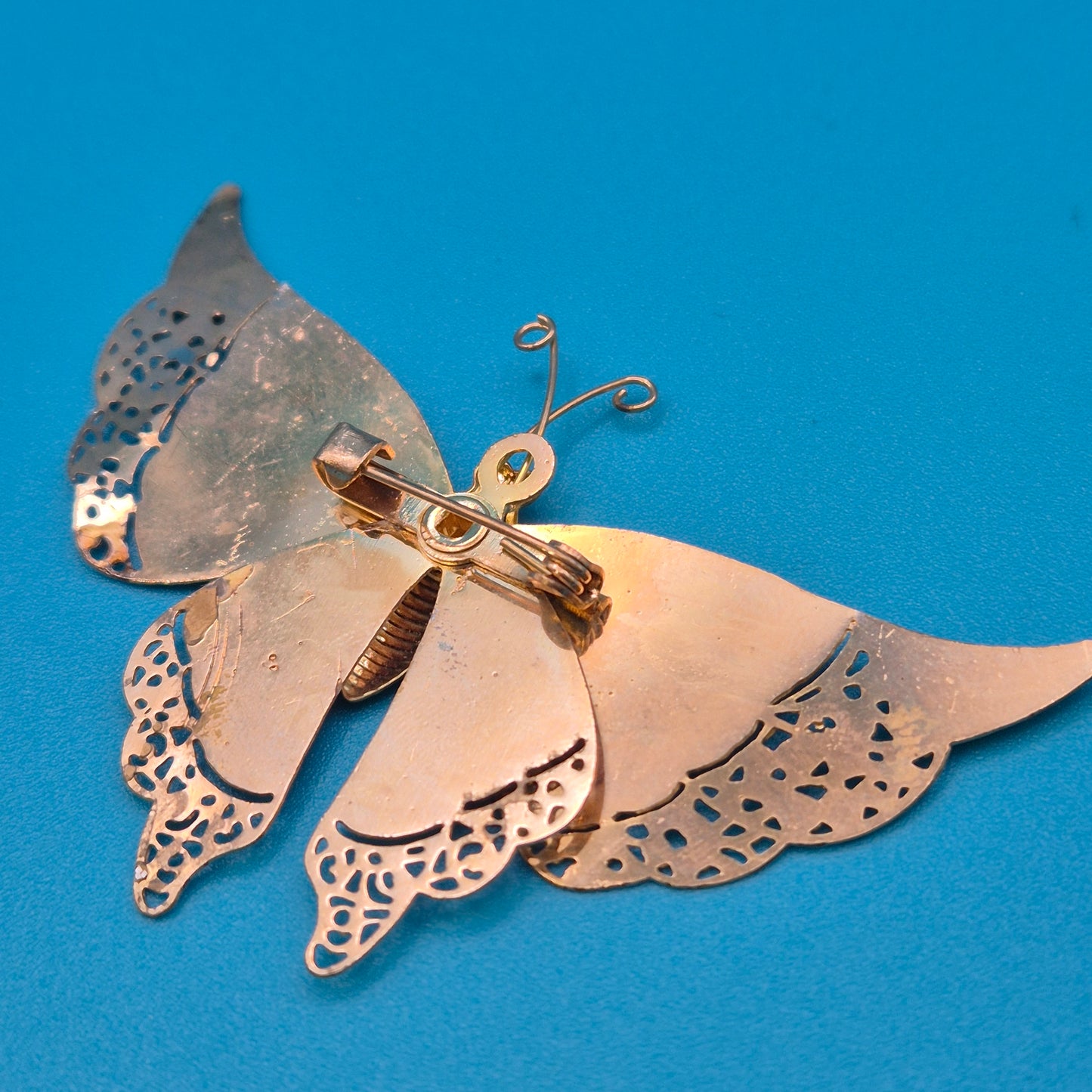 Vintage Schmetterling Brosche mit goldfarbenem Filigran und Emaille-Optik