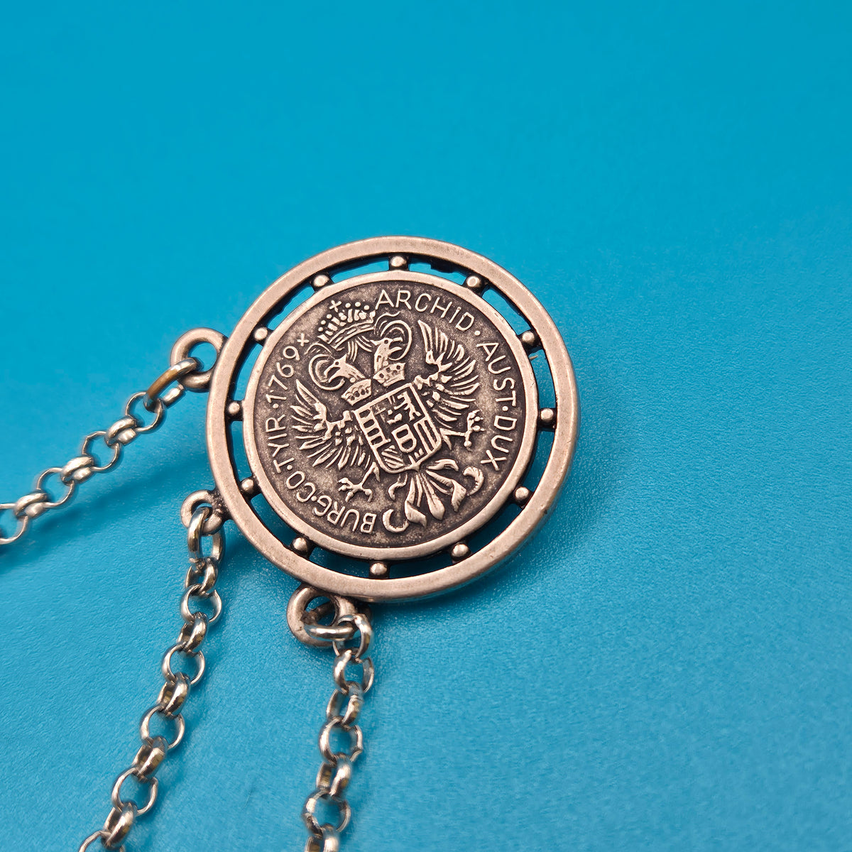 Historische Maria Theresia Taler Anhänger Kette im Vintage Stil