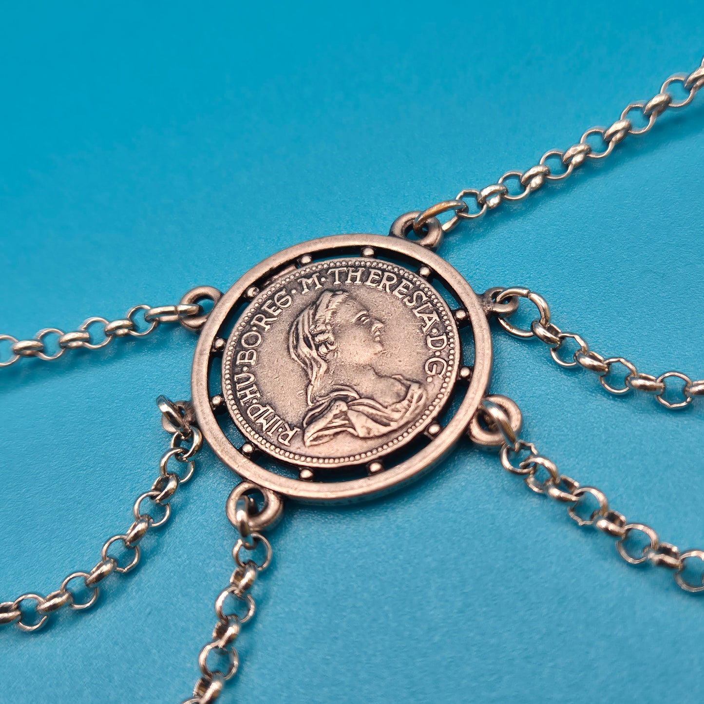 Historische Maria Theresia Taler Anhänger Kette im Vintage Stil