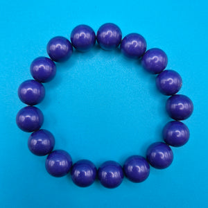 Violettes Perlenarmband aus geschliffenen Kunststoff-Edelsteinen