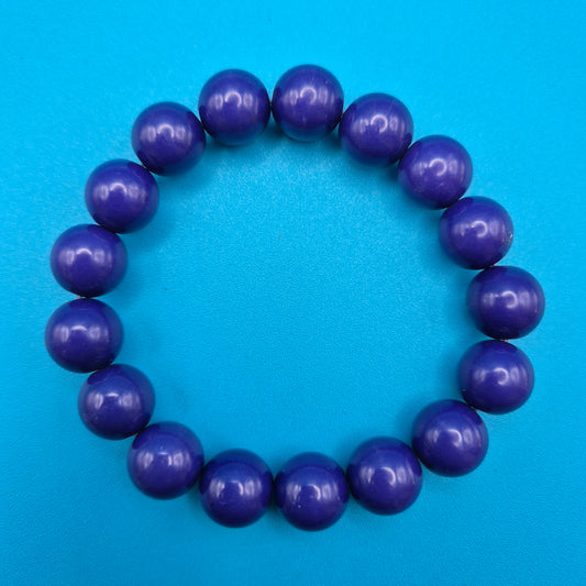 Violettes Perlenarmband aus geschliffenen Kunststoff-Edelsteinen
