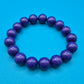 Violettes Perlenarmband aus geschliffenen Kunststoff-Edelsteinen