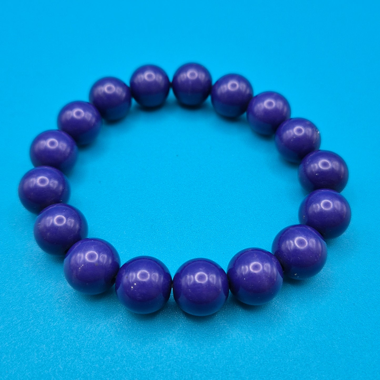 Violettes Perlenarmband aus geschliffenen Kunststoff-Edelsteinen