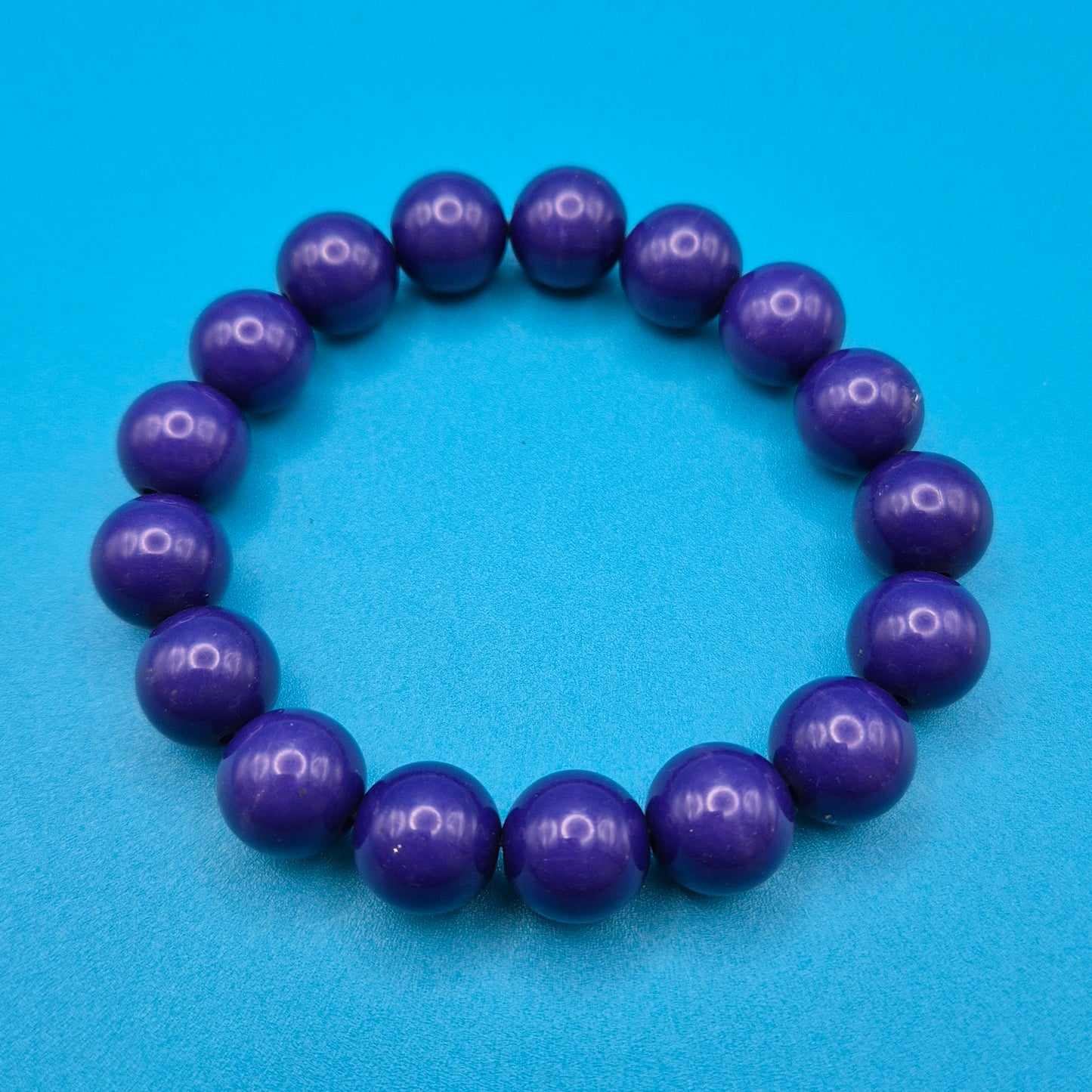 Violettes Perlenarmband aus geschliffenen Kunststoff-Edelsteinen