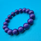 Violettes Perlenarmband aus geschliffenen Kunststoff-Edelsteinen