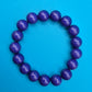 Violettes Perlenarmband aus geschliffenen Kunststoff-Edelsteinen
