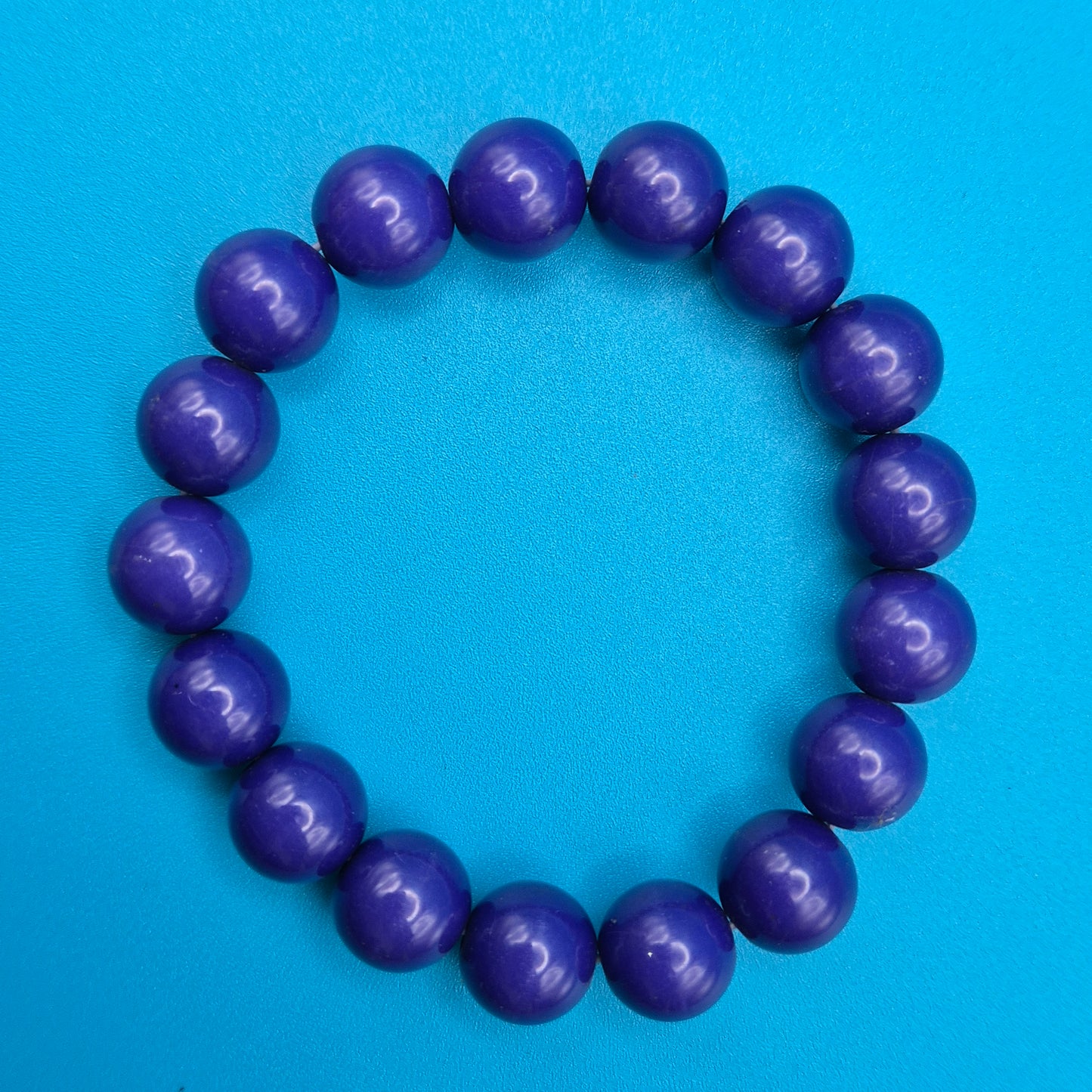 Violettes Perlenarmband aus geschliffenen Kunststoff-Edelsteinen