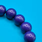 Violettes Perlenarmband aus geschliffenen Kunststoff-Edelsteinen