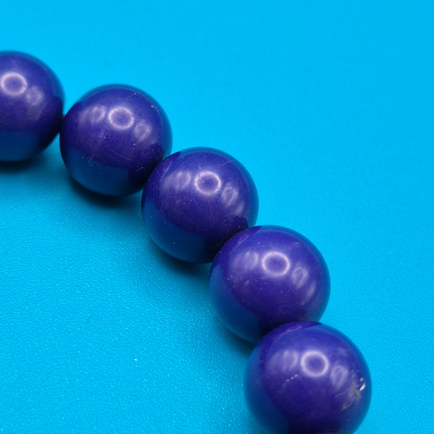 Violettes Perlenarmband aus geschliffenen Kunststoff-Edelsteinen