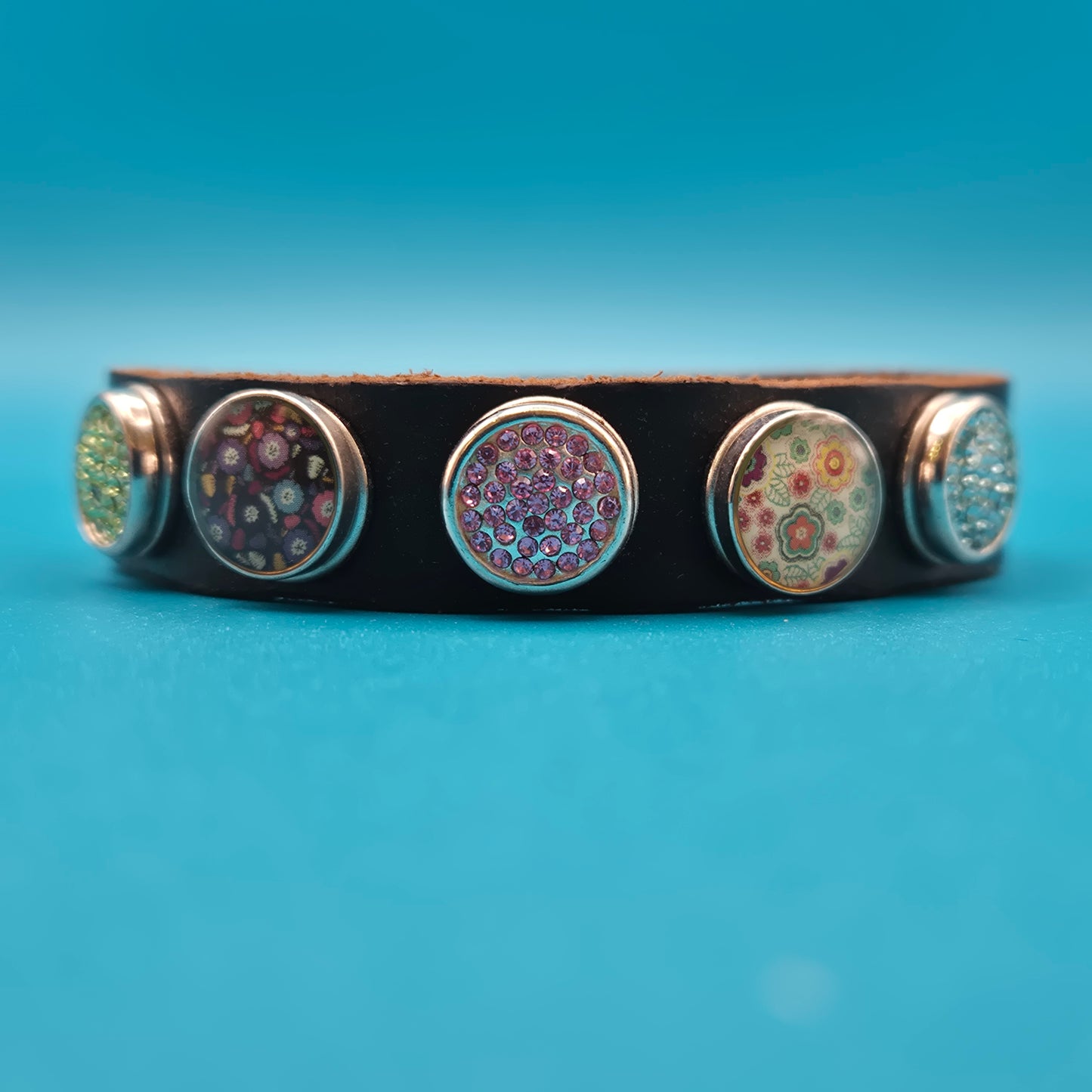 Vintage Lederarmband mit bunten Wechsel-Druckknöpfen Boho-Style