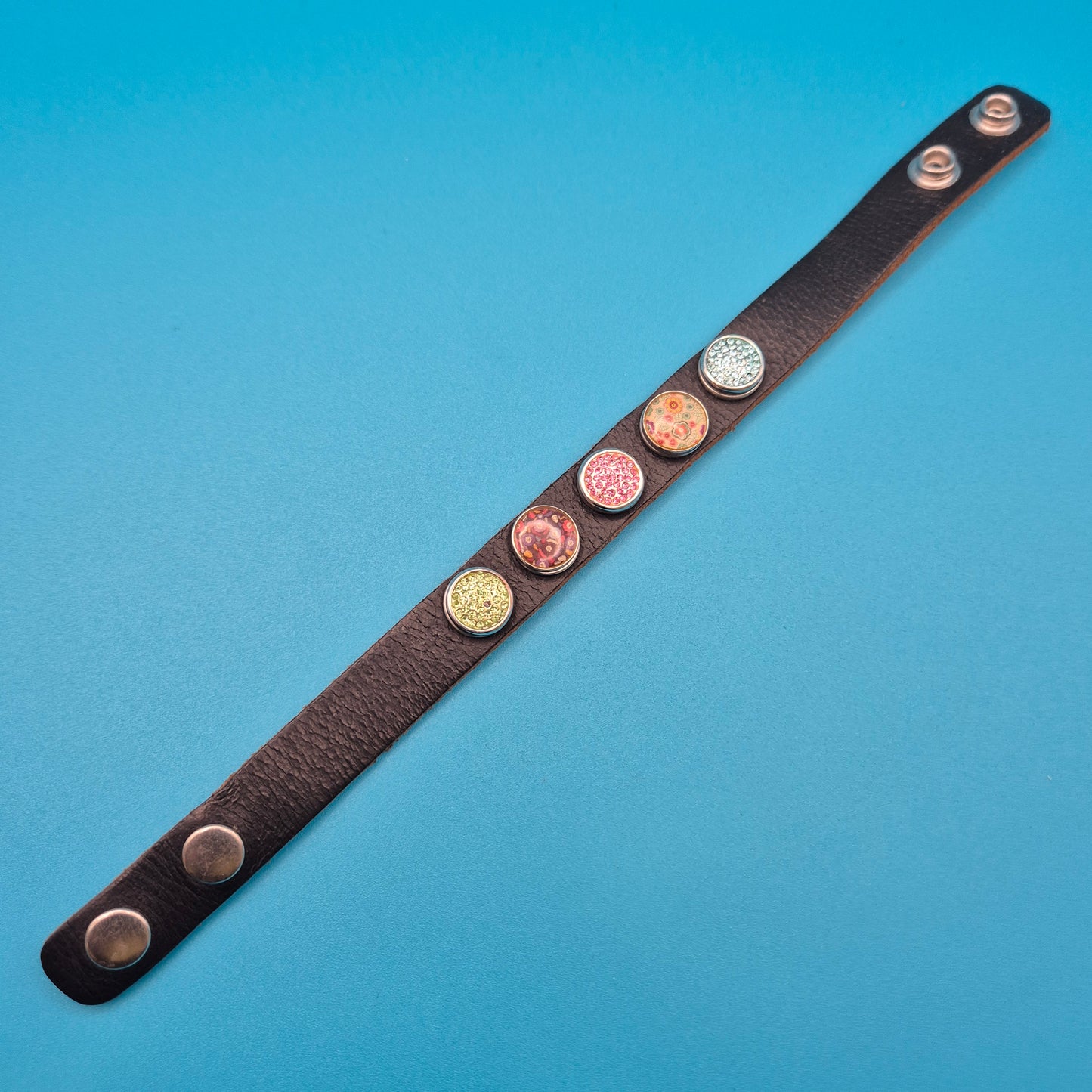 Vintage Lederarmband mit bunten Wechsel-Druckknöpfen Boho-Style