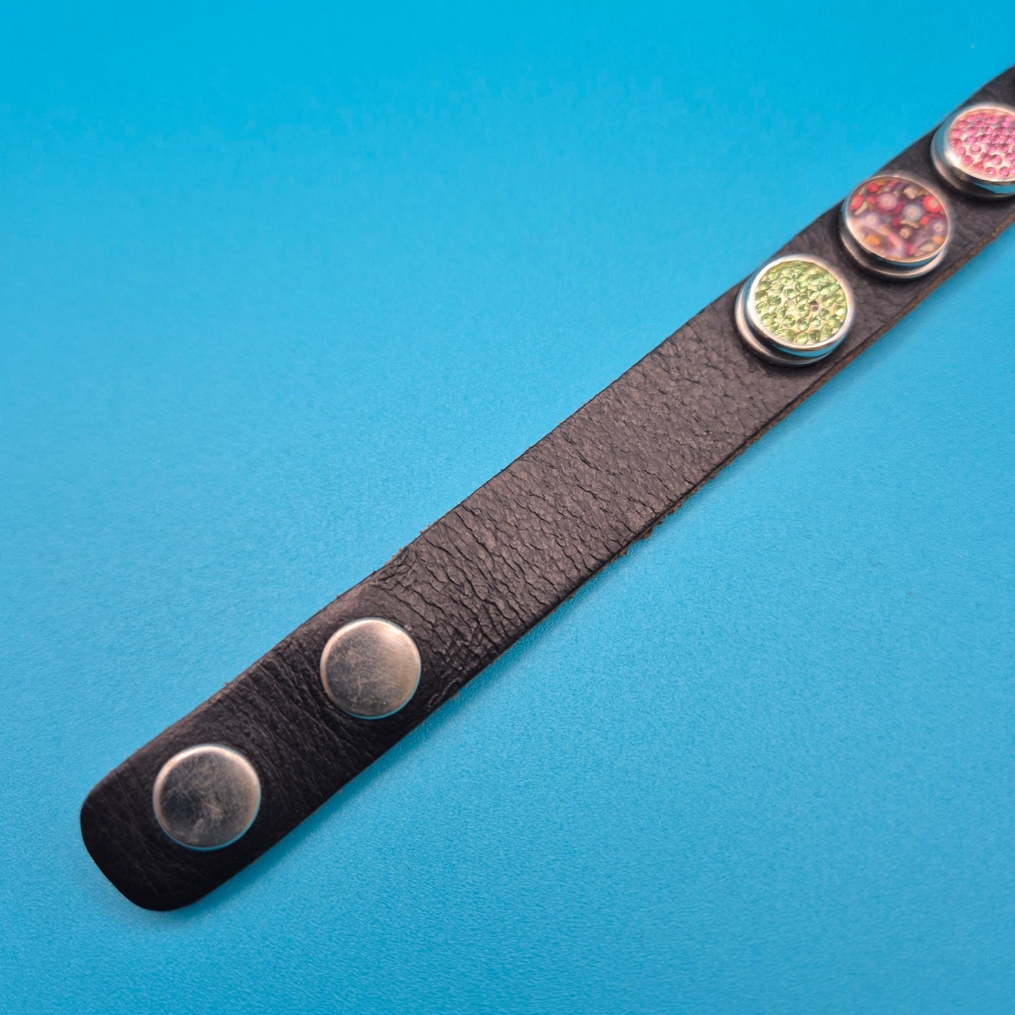 Vintage Lederarmband mit bunten Wechsel-Druckknöpfen Boho-Style