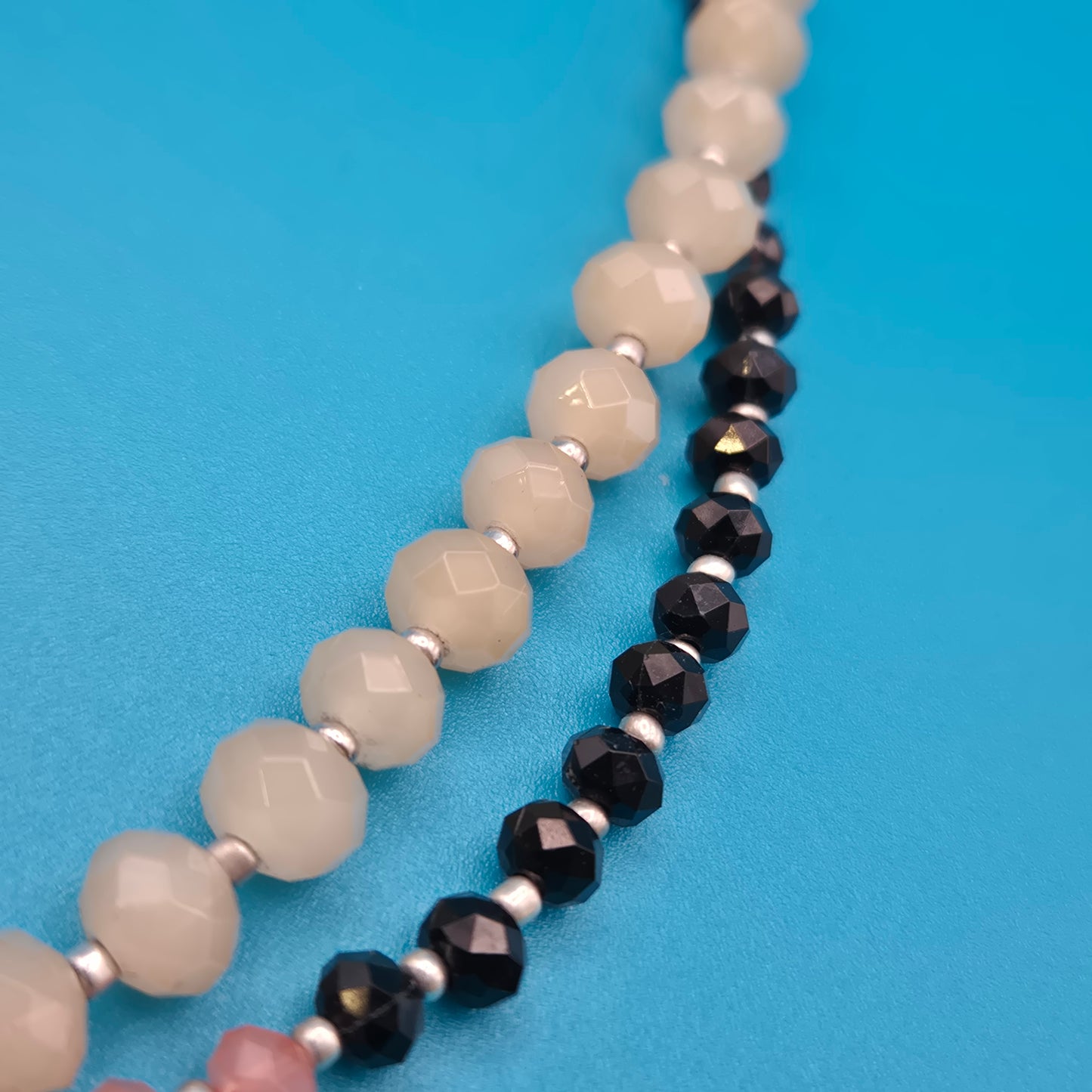Elegante Bonita Designer-Kette mit facettierten Perlen in Rosé und Schwarz