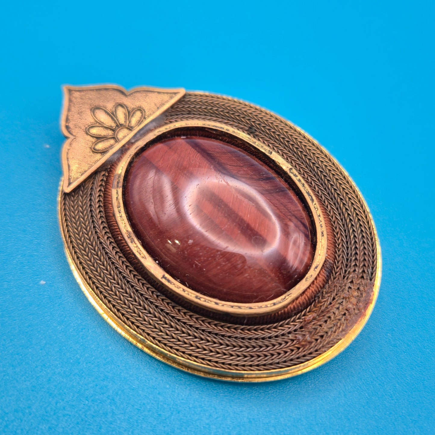 Vintage Brosche mit Tigerauge Cabochon & filigraner Metall-Ornamentik