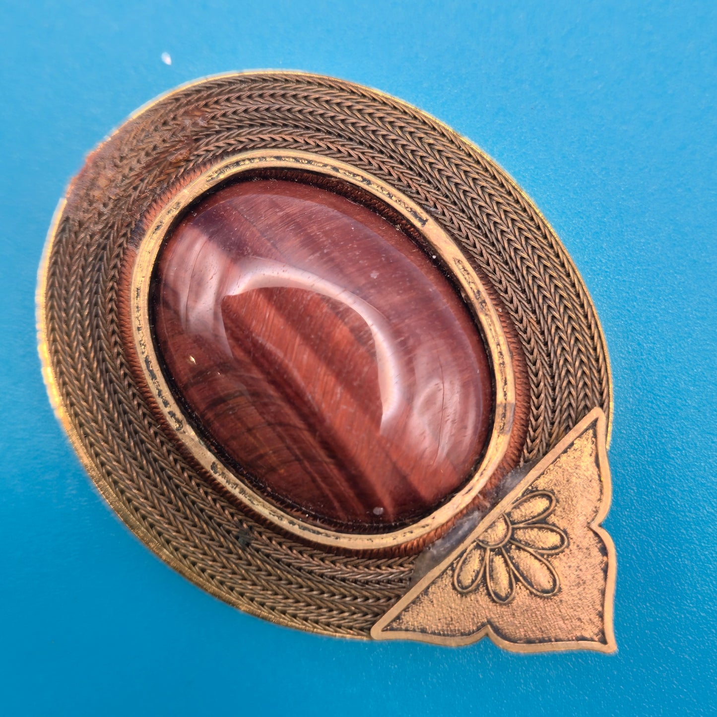 Vintage Brosche mit Tigerauge Cabochon & filigraner Metall-Ornamentik