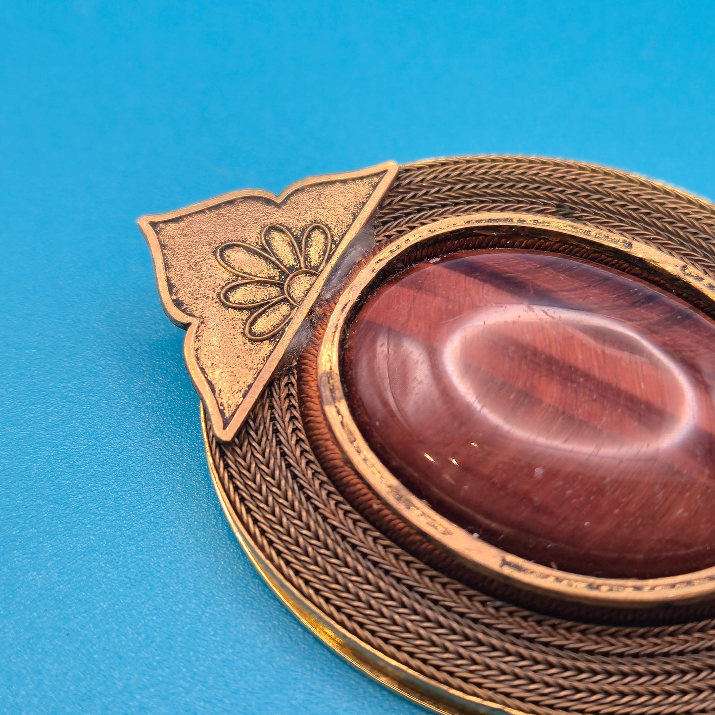 Vintage Brosche mit Tigerauge Cabochon & filigraner Metall-Ornamentik