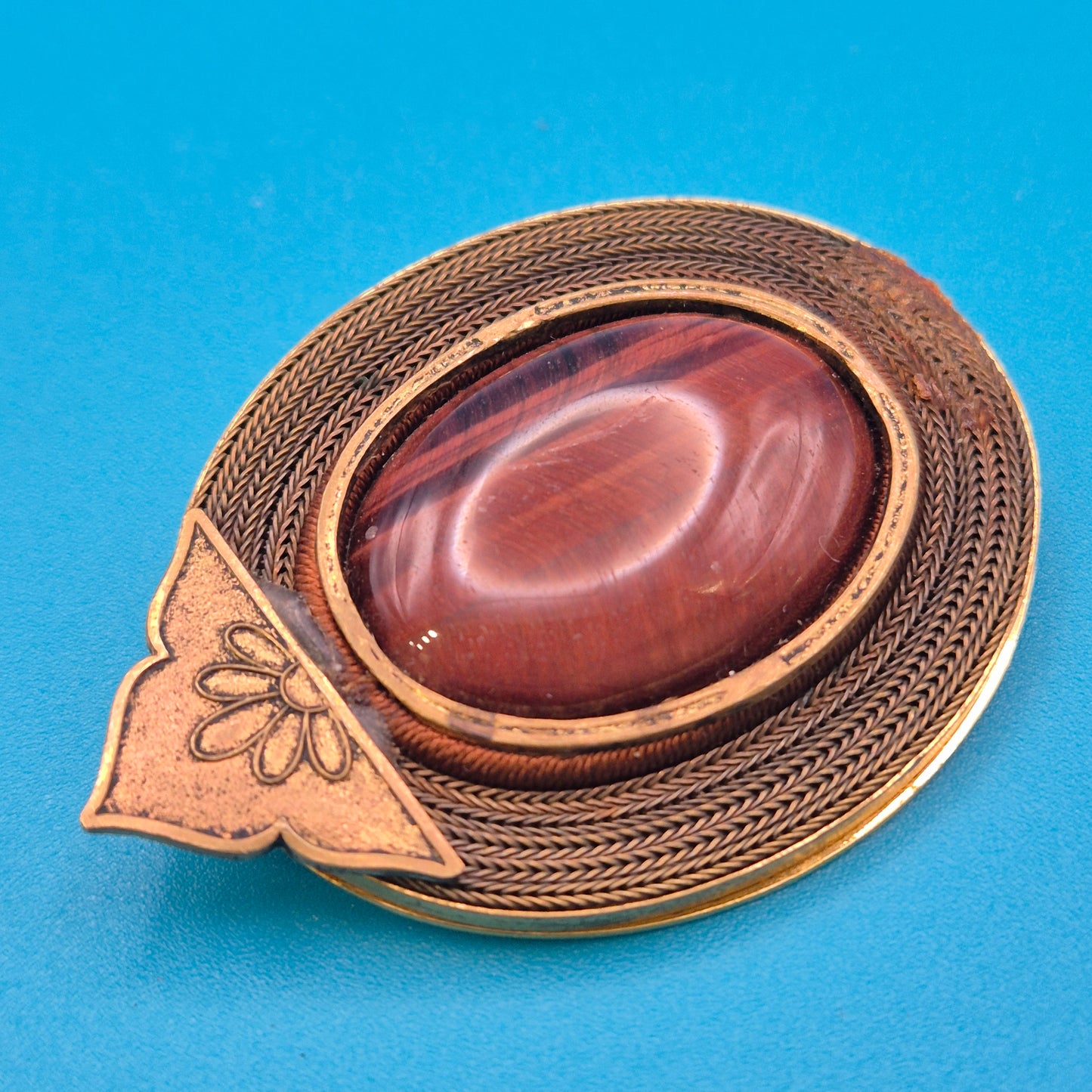 Vintage Brosche mit Tigerauge Cabochon & filigraner Metall-Ornamentik