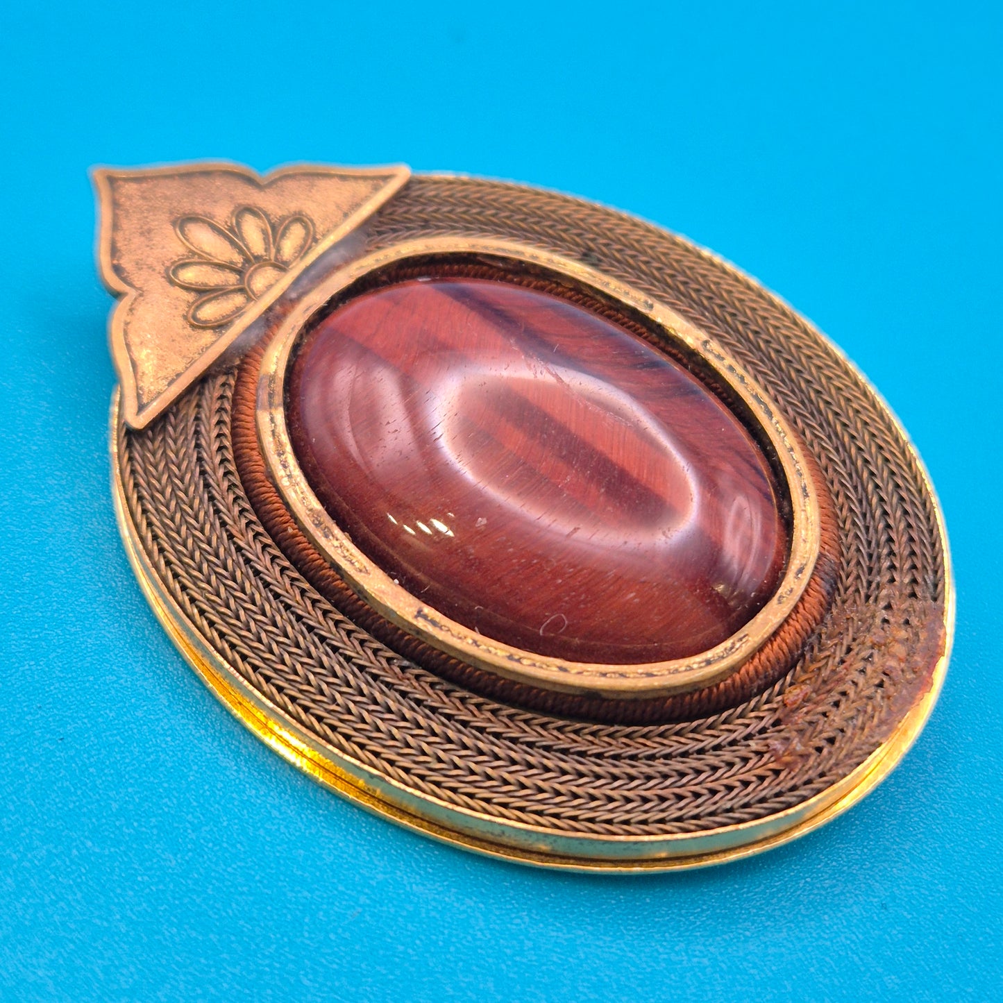 Vintage Brosche mit Tigerauge Cabochon & filigraner Metall-Ornamentik