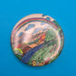 Vintage Button-Brosche mit buntem Landschaftsmotiv & Regenbogen