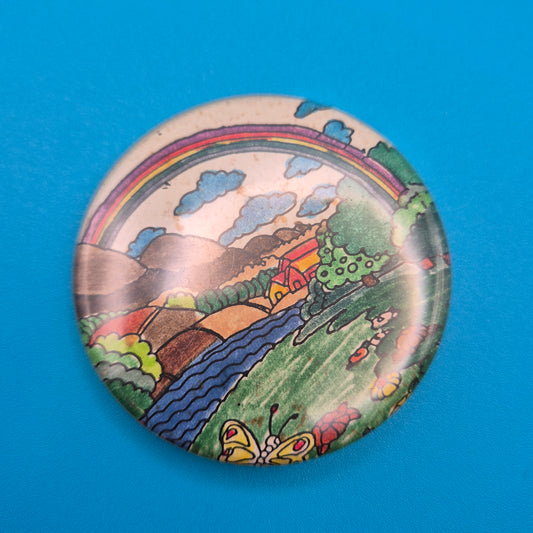 Vintage Button-Brosche mit buntem Landschaftsmotiv & Regenbogen