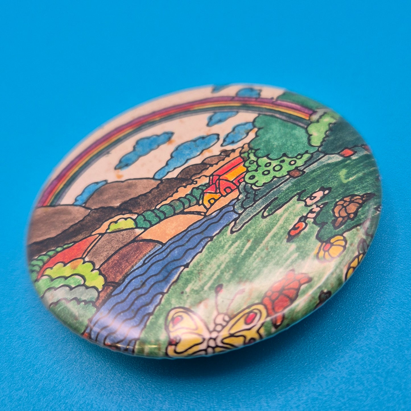 Vintage Button-Brosche mit buntem Landschaftsmotiv & Regenbogen