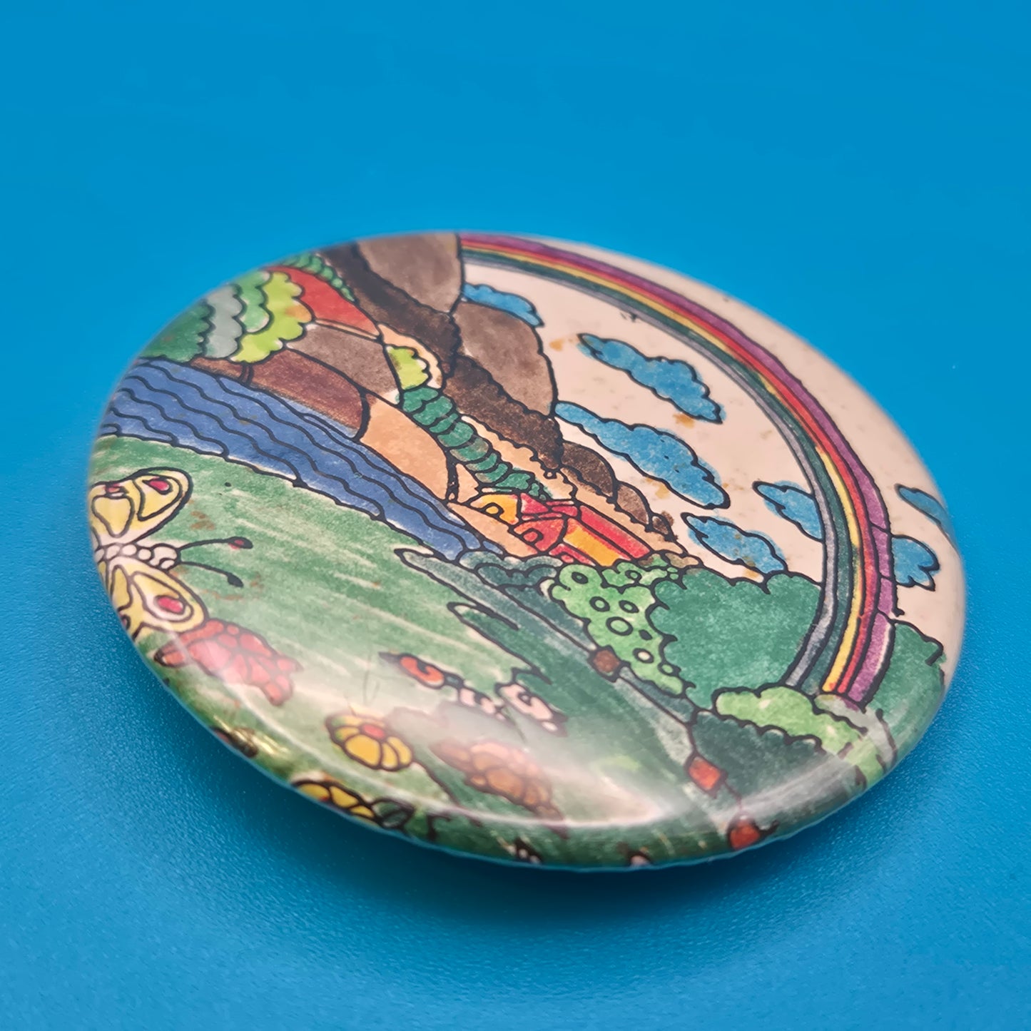 Vintage Button-Brosche mit buntem Landschaftsmotiv & Regenbogen