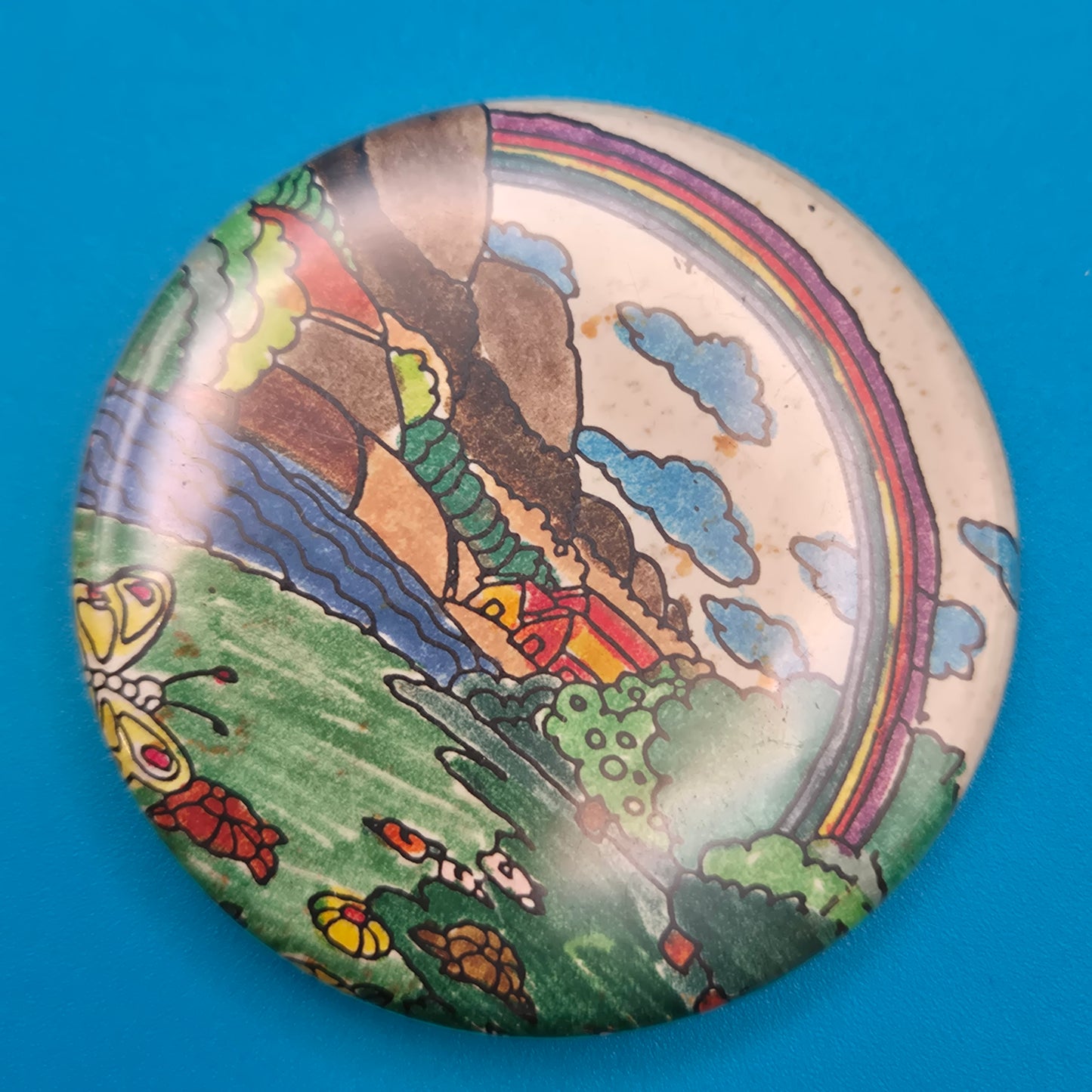 Vintage Button-Brosche mit buntem Landschaftsmotiv & Regenbogen