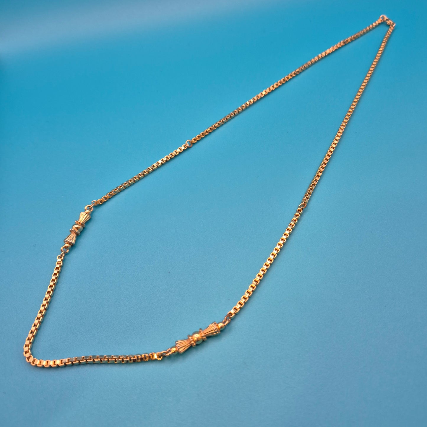 Vintage Goldfarbene Kette mit zwei Zierelementen