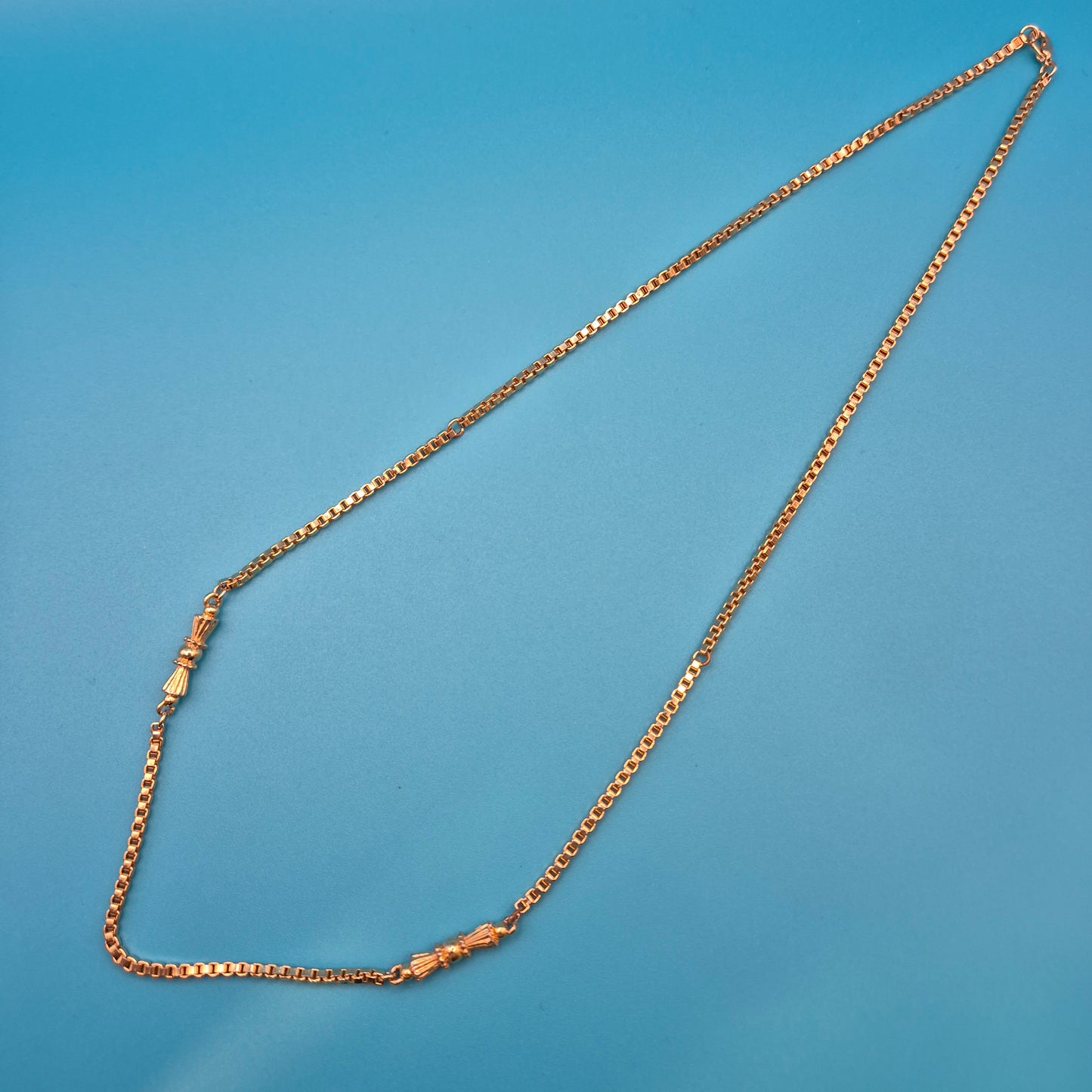 Vintage Goldfarbene Kette mit zwei Zierelementen