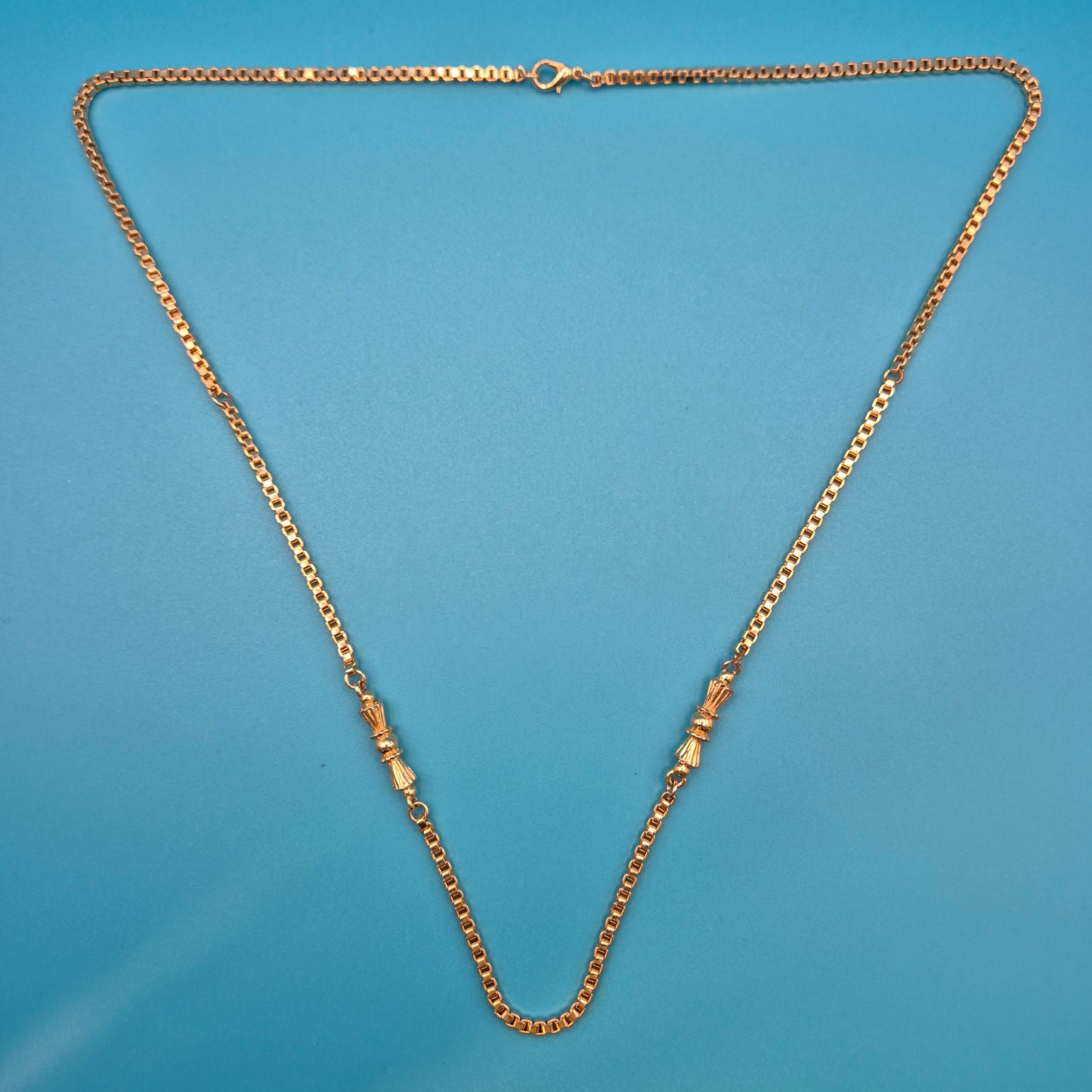 Vintage Goldfarbene Kette mit zwei Zierelementen