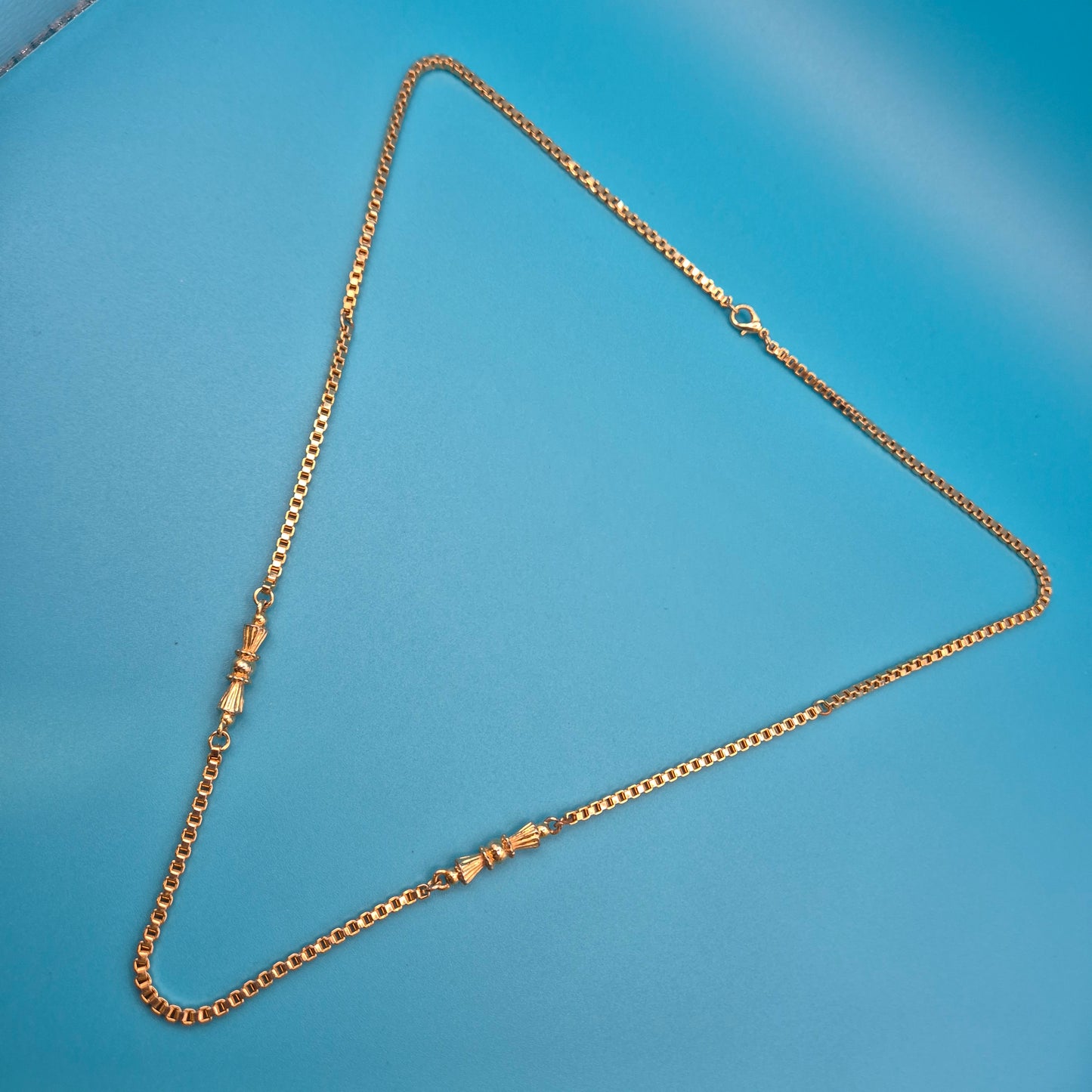 Vintage Goldfarbene Kette mit zwei Zierelementen