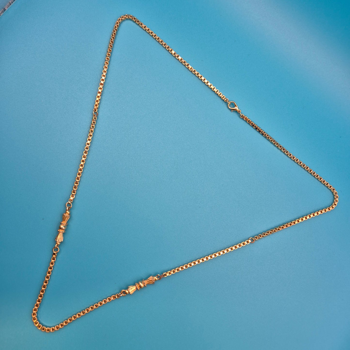 Vintage Goldfarbene Kette mit zwei Zierelementen