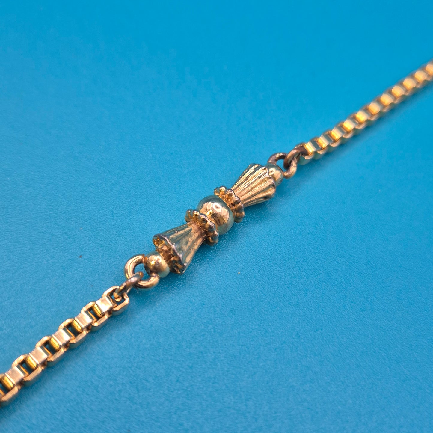 Vintage Goldfarbene Kette mit zwei Zierelementen