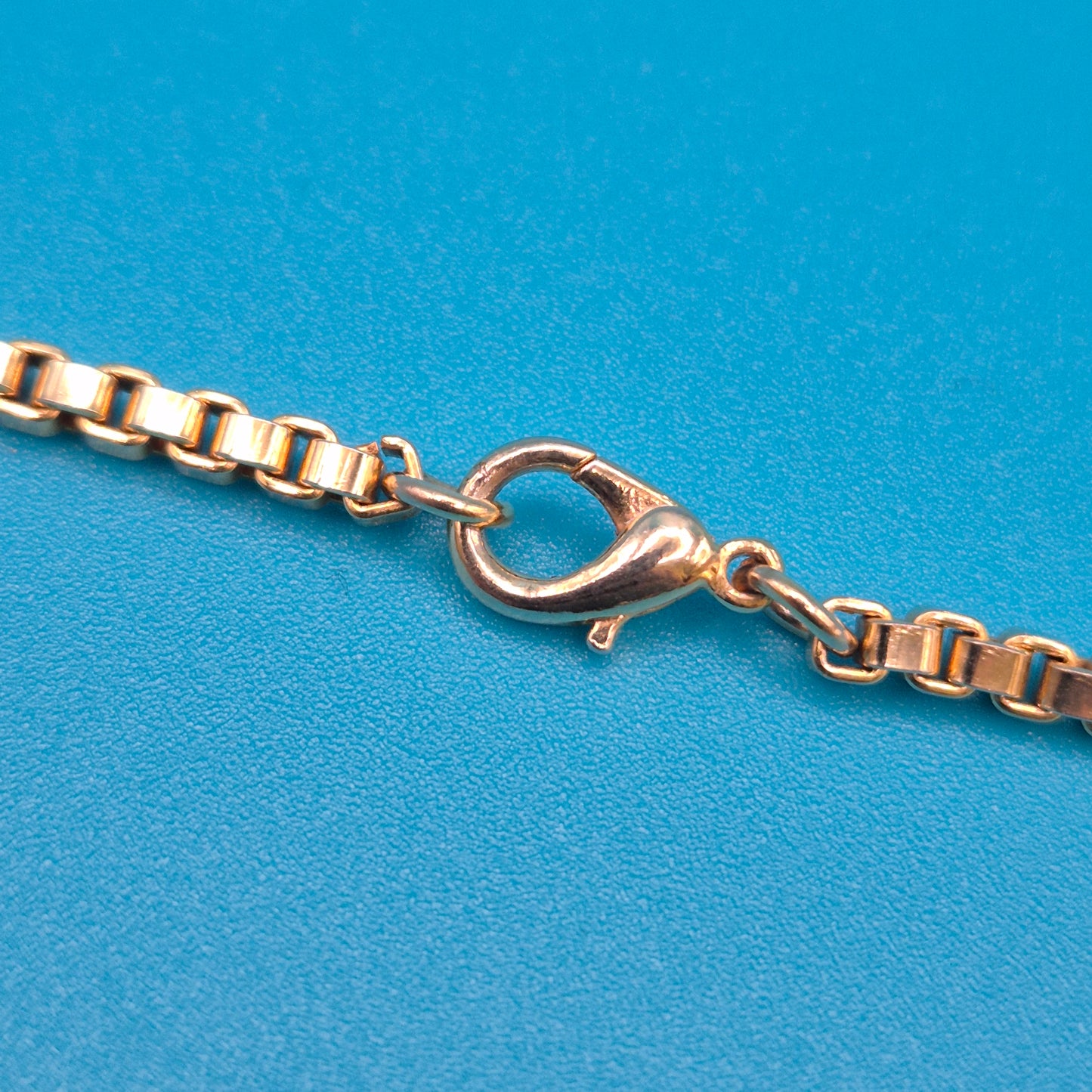 Vintage Goldfarbene Kette mit zwei Zierelementen