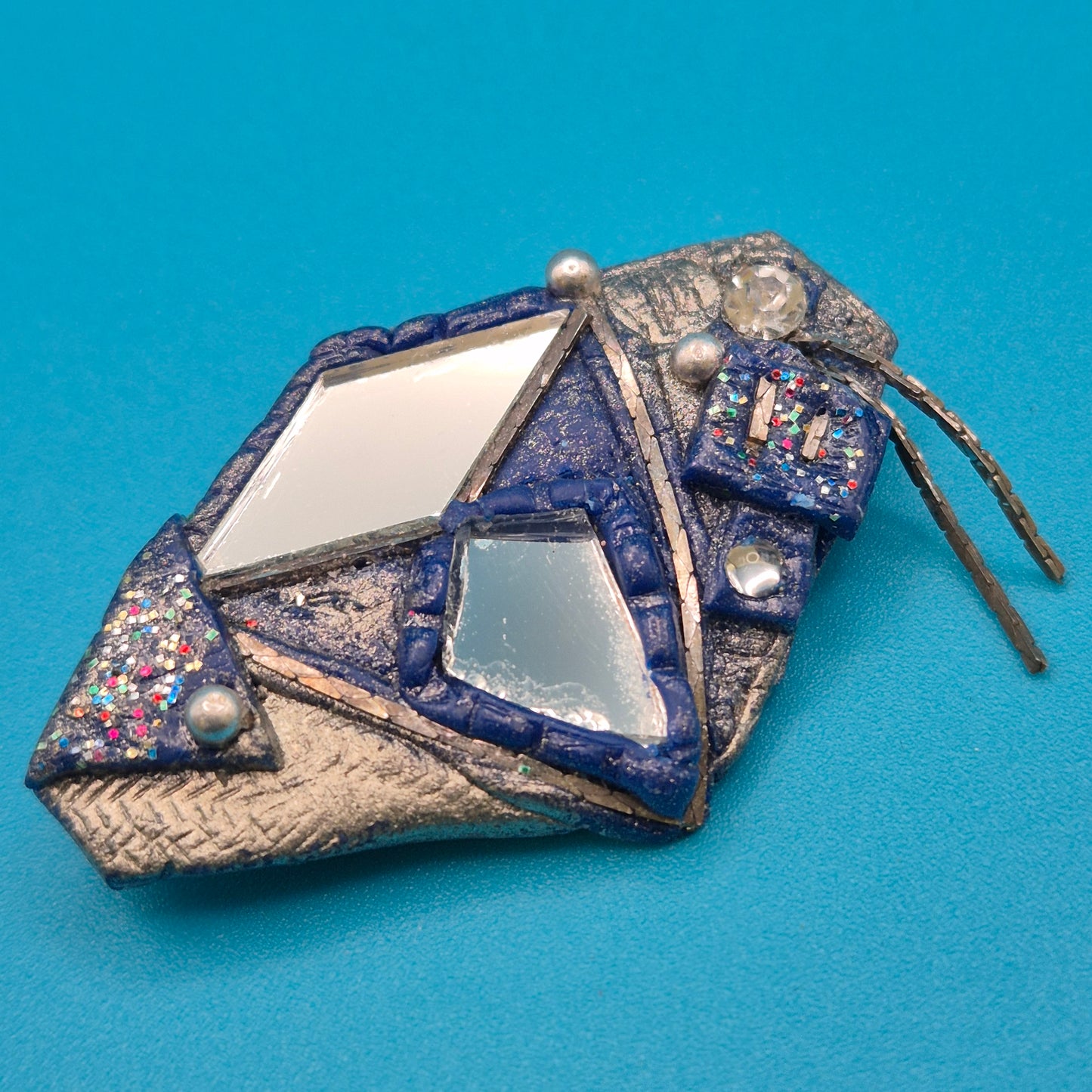 Auffällige Vintage Statement-Brosche in Blau-Silber mit Spiegel-Details
